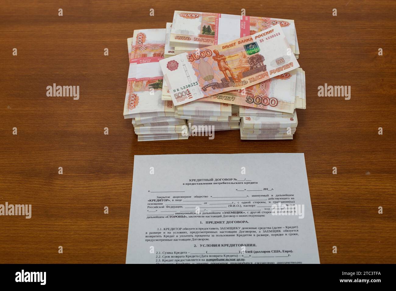 L'imballaggio di cinquemila rublo di denaro russo nel pacchetto bancario si basa sulla forma del contratto di credito e sul calcolo dei pagamenti dei prestiti Foto Stock