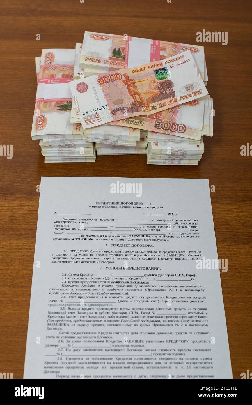 L'imballaggio di cinquemila rublo di denaro russo nel pacchetto bancario si basa sulla forma del contratto di credito e sul calcolo dei pagamenti dei prestiti Foto Stock
