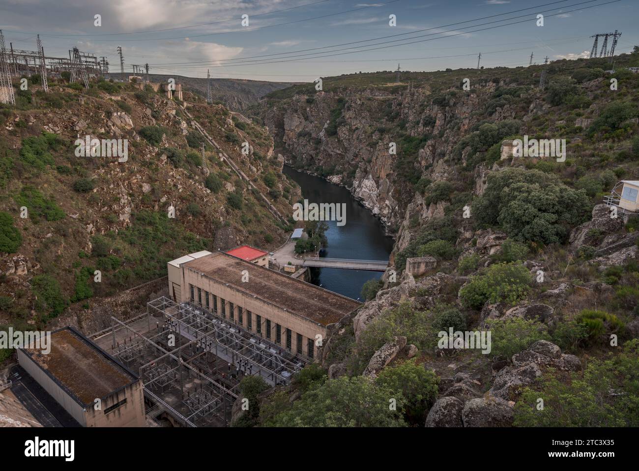 ZAMORA, SPAGNA – 17 GIUGNO 2023: Centrale idroelettrica del bacino idrico di Ricobayo, nella provincia di Zamora, Spagna Foto Stock