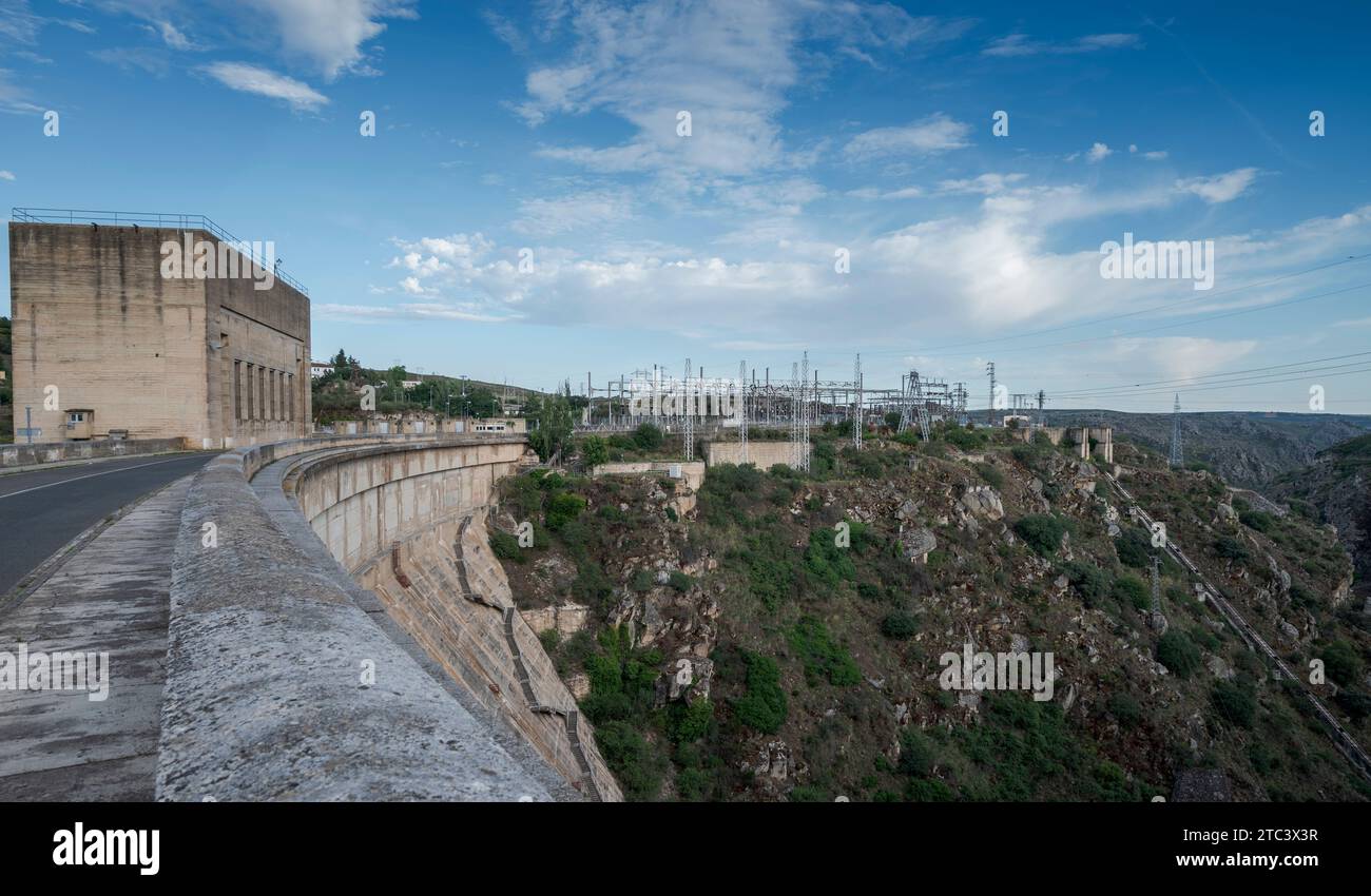 ZAMORA, SPAGNA – 17 GIUGNO 2023: Centrale idroelettrica del bacino idrico di Ricobayo, nella provincia di Zamora, Spagna Foto Stock