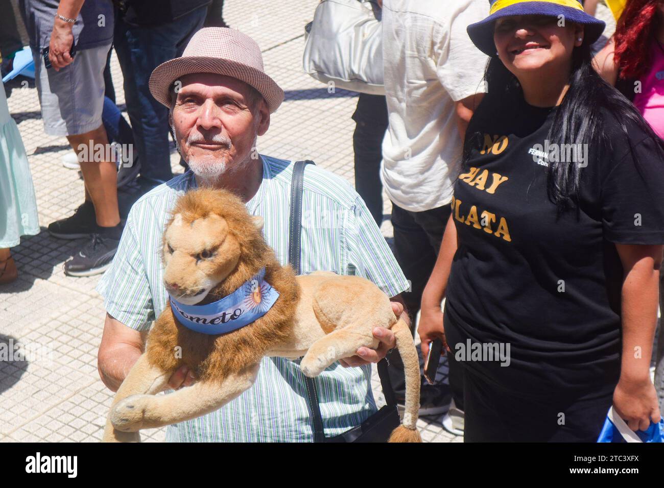 Buenos Aires, Argentina. 10 dicembre 2023. Sostenitori di Javier Milei durante il giuramento e l'inaugurazione presidenziale al Congresso Nazionale ( Credit: Néstor J. Beremblum/Alamy Live News Foto Stock