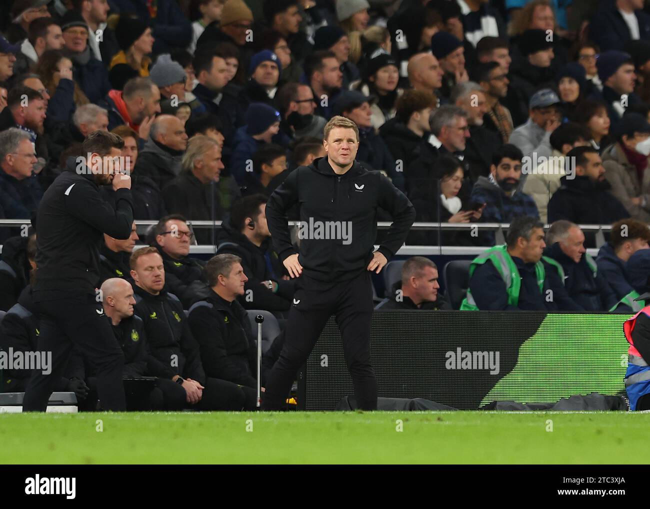 Tottenham Hotspur Stadium, Londra, Regno Unito. 10 dicembre 2023. Premier League Football, Tottenham Hotspur contro il Newcastle United; Eddie Howe, manager del Newcastle United, e Jason Tindall, assistente manager del Newcastle United, in attesa della linea di contatto credito: Action Plus Sports/Alamy Live News Foto Stock