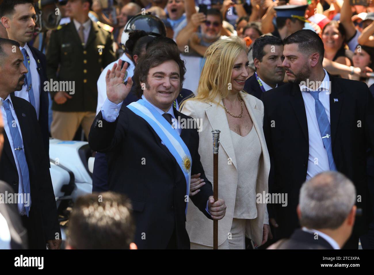 Buenos Aires, Argentina. 10 dicembre 2023. Javier Milei cammina salutando i suoi sostenitori sulla strada per la Casa Rosada dopo aver lasciato il Congresso Nazionale. ( Credit: Néstor J. Beremblum/Alamy Live News Foto Stock