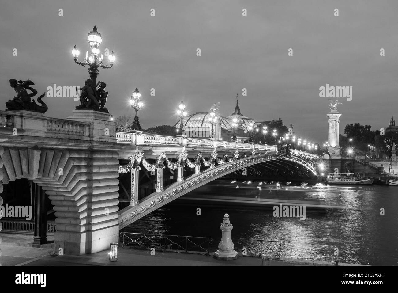 Pont Alexandre III illuminato nel tardo pomeriggio. Parigi, Francia. Immagine in bianco e nero. Foto Stock
