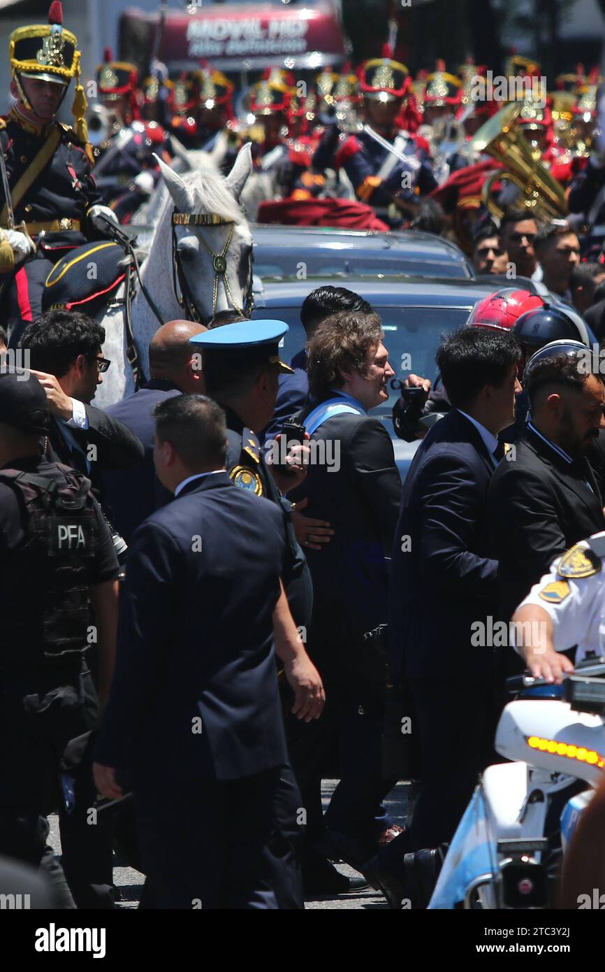 Buenos Aires, Argentina. 10 dicembre 2023. Javier Milei cammina salutando i suoi sostenitori sulla strada per la Casa Rosada dopo aver lasciato il Congresso Nazionale. ( Credit: Néstor J. Beremblum/Alamy Live News Foto Stock