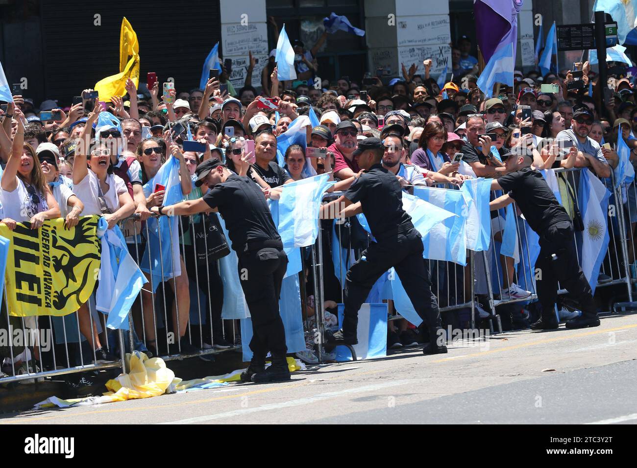 Buenos Aires, Argentina. 10 dicembre 2023. Sostenitori di Javier Milei durante il giuramento e l'inaugurazione presidenziale al Congresso Nazionale ( Credit: Néstor J. Beremblum/Alamy Live News Foto Stock