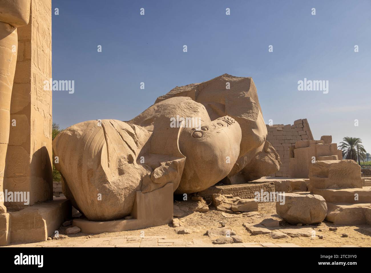 Ozymandias colossus, il Ramesseum, il tempio commemorativo (o tempio funerario) del faraone Ramses II, Luxor, Egitto Foto Stock