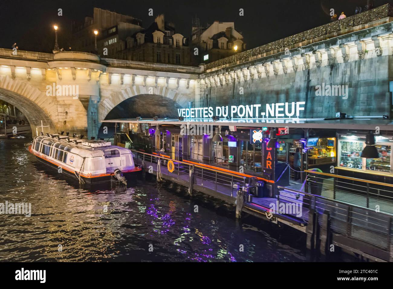 Parigi, Francia. Porto delle Vedettes du Pont-Neuf di notte. Bateaux. Gite turistiche in barca sul fiume Senna. Foto Stock