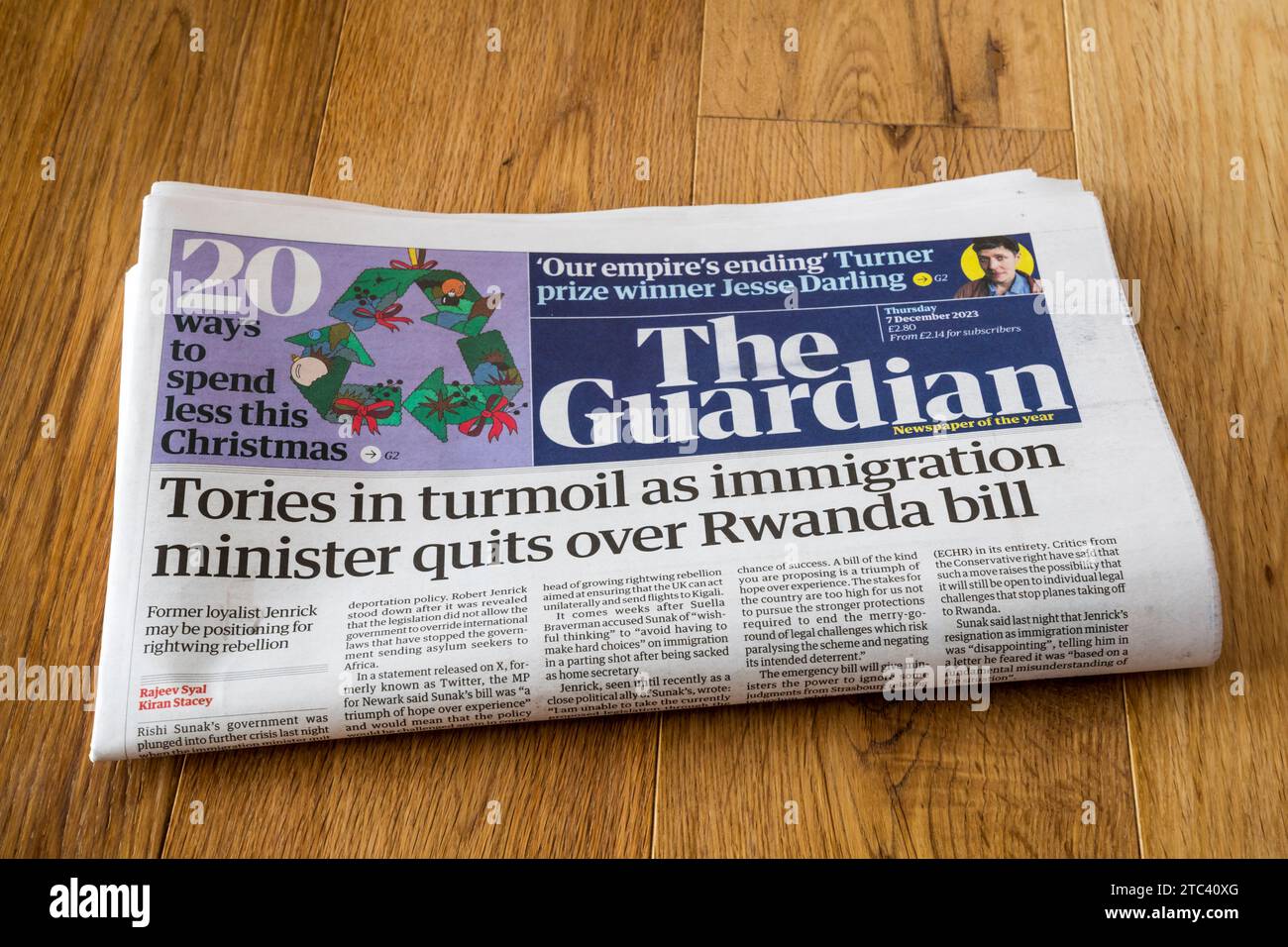 7 dicembre 2023. Il titolo della prima pagina del Guardian legge i Tories in tumulto mentre il ministro dell'immigrazione abbandona il disegno di legge del Ruanda. Foto Stock