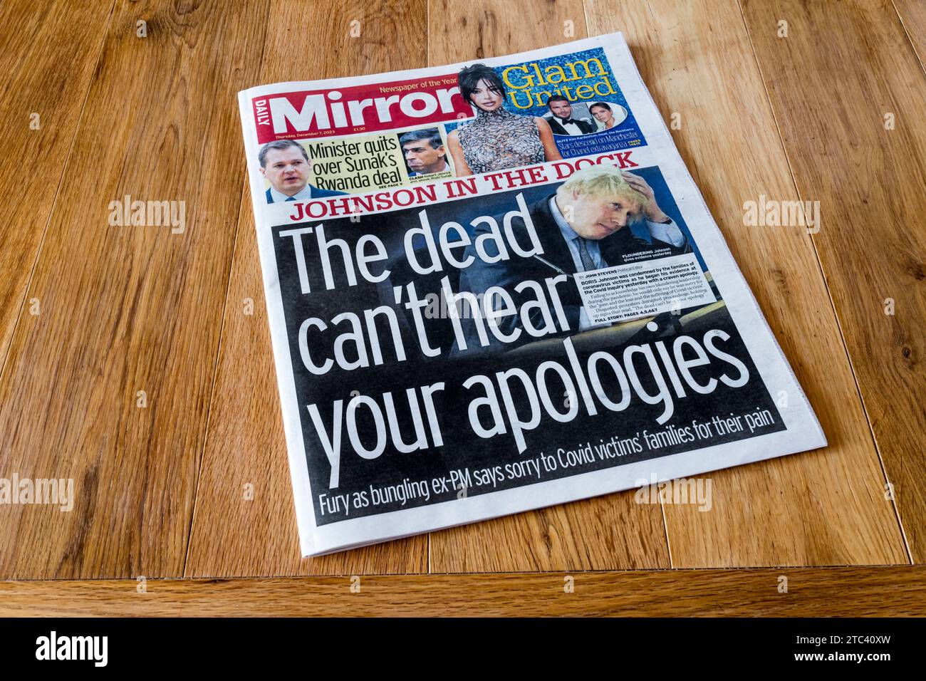 7 dicembre 2023. Il titolo della prima pagina di Daily Mirror legge che i morti non riescono a sentire le tue scuse. Si riferisce all'apparizione di Boris Johnson alla Covid Inquiry Foto Stock