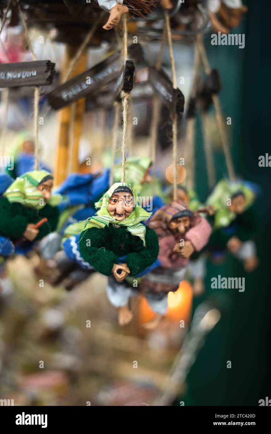Primo piano delle bambole delle streghe Befana, DOF poco profondo, piazza Navona mercatino di Natale, Roma, Italia. Foto Stock