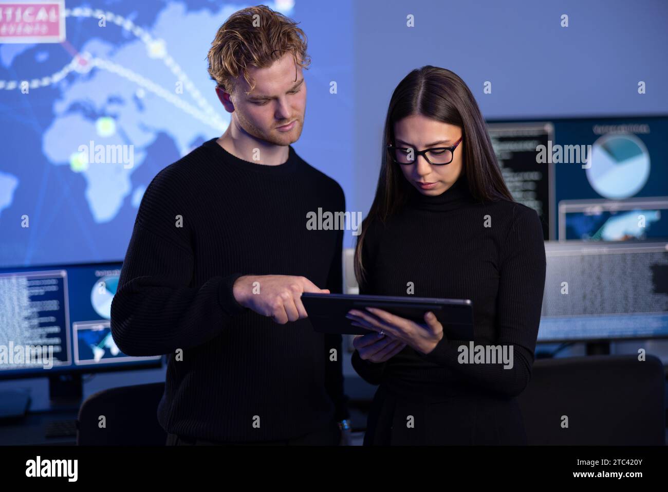 Team professionale dedicato alla sicurezza informatica che lavora per prevenire le minacce alla sicurezza, individuare le vulnerabilità e risolvere gli incidenti Foto Stock