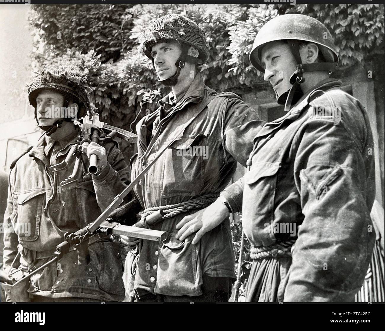 SBARCHI IN NORMANDIA giugno 1944. Membri della Glider Fantry of D Company, 2nd Battalion Ox e Bucks Light Infantry della 6th Airlanding Brigade, 6th Airborne Division. La loro unità catturò il ponte Pegasus Bridge sul canale Caen a Benouville il 6 giugno. Al centro c'è il capitano Brian Priday che era il secondo in comando di John Howard. Foto Stock