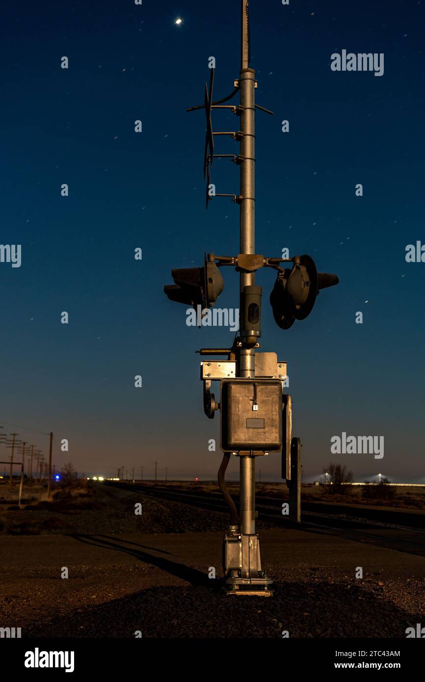 Cielo notturno e inizio ad un segnale di attraversamento della ferrovia locale Foto Stock