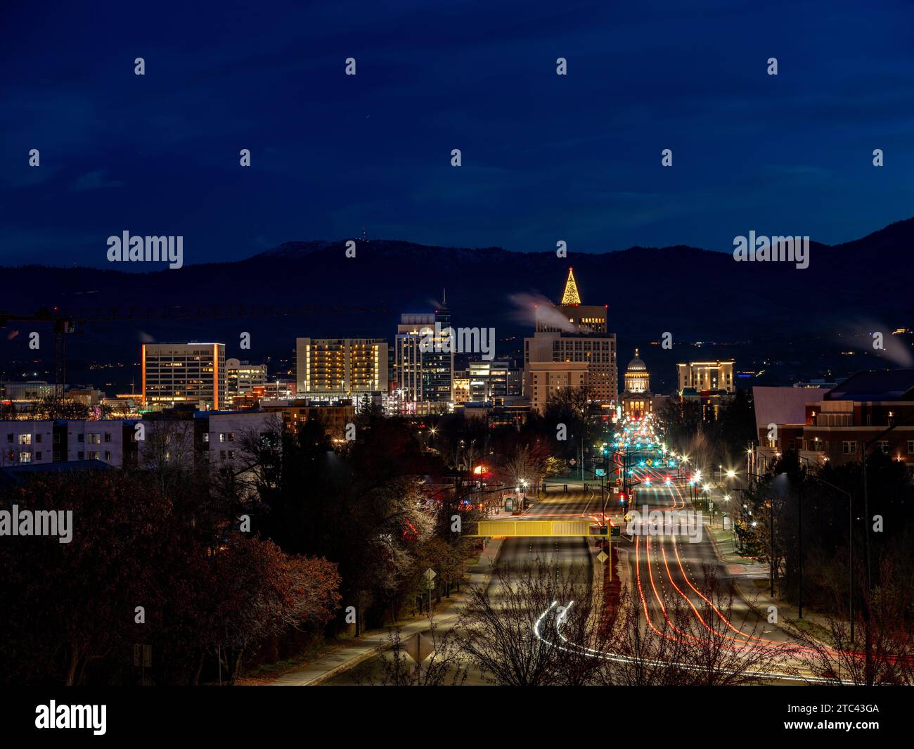 Luce soffusa di notte con lo skyline di Boise Idaho Foto Stock