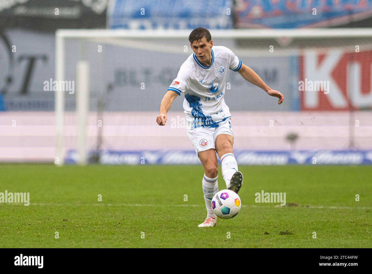 Rostock, Deutschland 10. Dicembre 2023: 2. BL - 2023/2024 - FC Hansa Rostock vs. FC Schalke 04 IM Bild: Alexander Rossipal (Hansa Rostock) /// le normative DFL vietano qualsiasi uso di fotografie come sequenze di immagini e/o quasi-video. /// Foto Stock