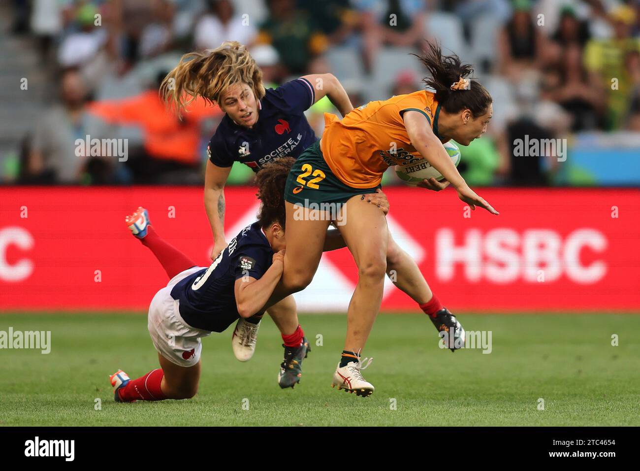 CITTÀ DEL CAPO, SUDAFRICA - 10 DICEMBRE 2023: l'australiana Bienne Terita viene affrontata dalla francese Caroline Drouin e dalla francese Chloe pelle durante la finale femminile tra Australia e Francia il giorno 2 del 2023 HSBC Cape Town Sevens tenutosi al Cape Town Stadium di città del Capo, in Sudafrica, il 10 dicembre 2023. Foto di Shaun Roy/Alamy Live News Foto Stock