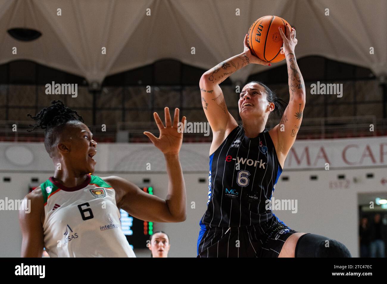 Roma, Italia. 10 dicembre 2023. Leia Dongue (Oxygen Roma Basket) e Marzia Tagliamento (e-Work Faenza) durante Oxygen Roma Basket vs e-Work Faenza, partita femminile di serie A1 a Roma, Italia, 10 dicembre 2023 crediti: Independent Photo Agency/Alamy Live News Foto Stock