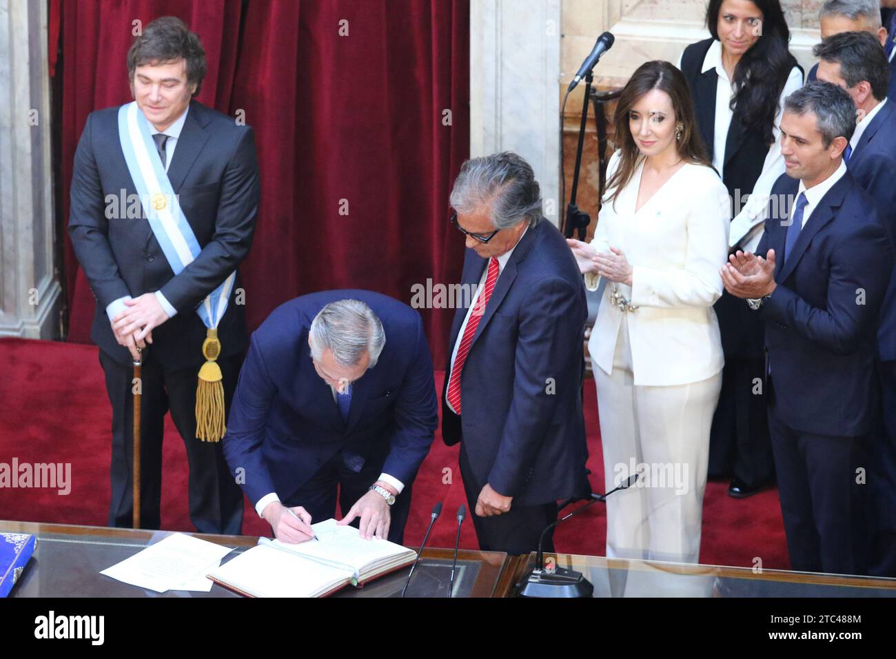 Buenos Aires, Argentina. 10 dicembre 2023. Javier Milei riceve la bacchetta presidenziale da Alberto Fernandez al Congresso Nazionale ( Credit: Néstor J. Beremblum/Alamy Live News Foto Stock