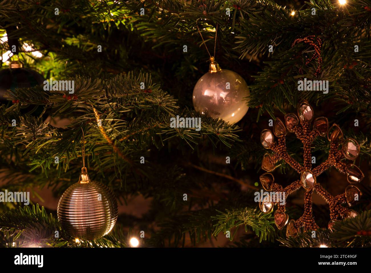 Albero di natale con decorazioni e luci Foto Stock