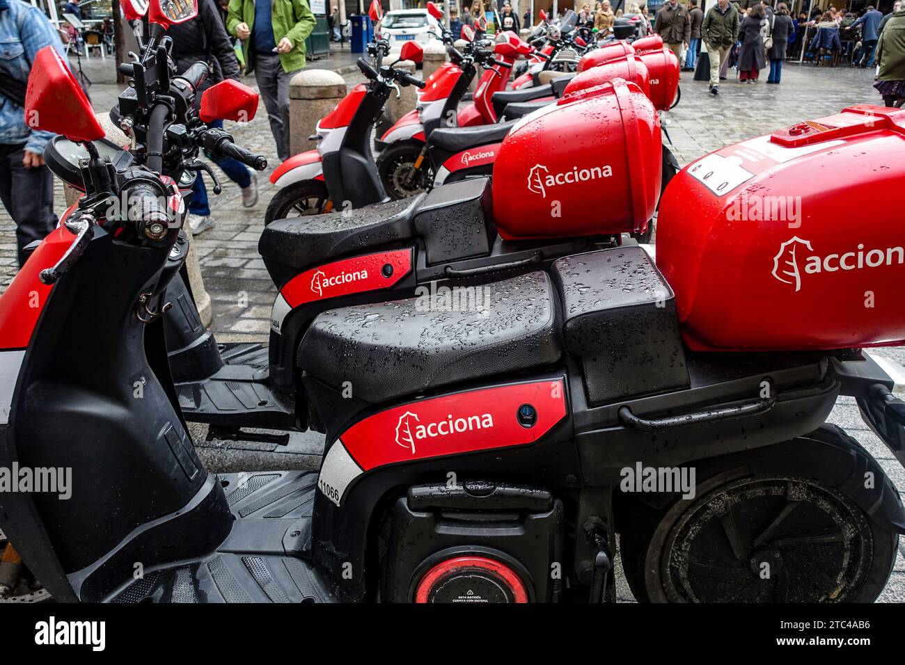 Acciona Scooters, una società di scooter sharing, a Siviglia, Spagna. Foto Stock