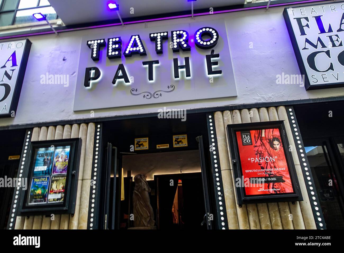 Insegna del Teatro Pathé, tenda illuminata del Teatro Pathé che mostra spettacoli giornalieri a Siviglia, Spagna. Foto Stock