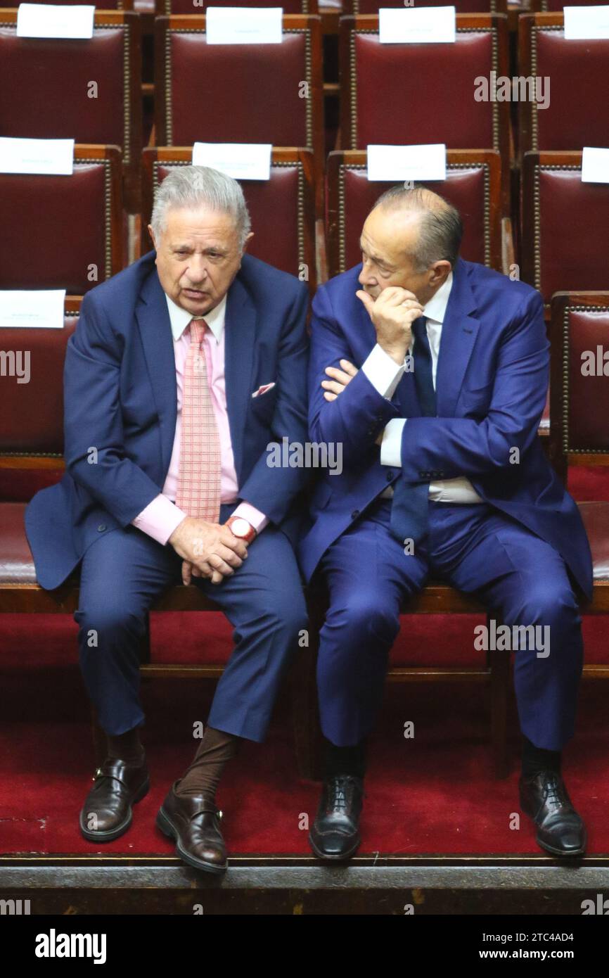 Buenos Aires, Argentina. 10 dicembre 2023. I presidenti Eduardo Duhalde e Alberto Rodriguez sa durante la cerimonia di inaugurazione di Javier Milei al Congresso Nazionale ( Credit: Néstor J. Beremblum/Alamy Live News Foto Stock