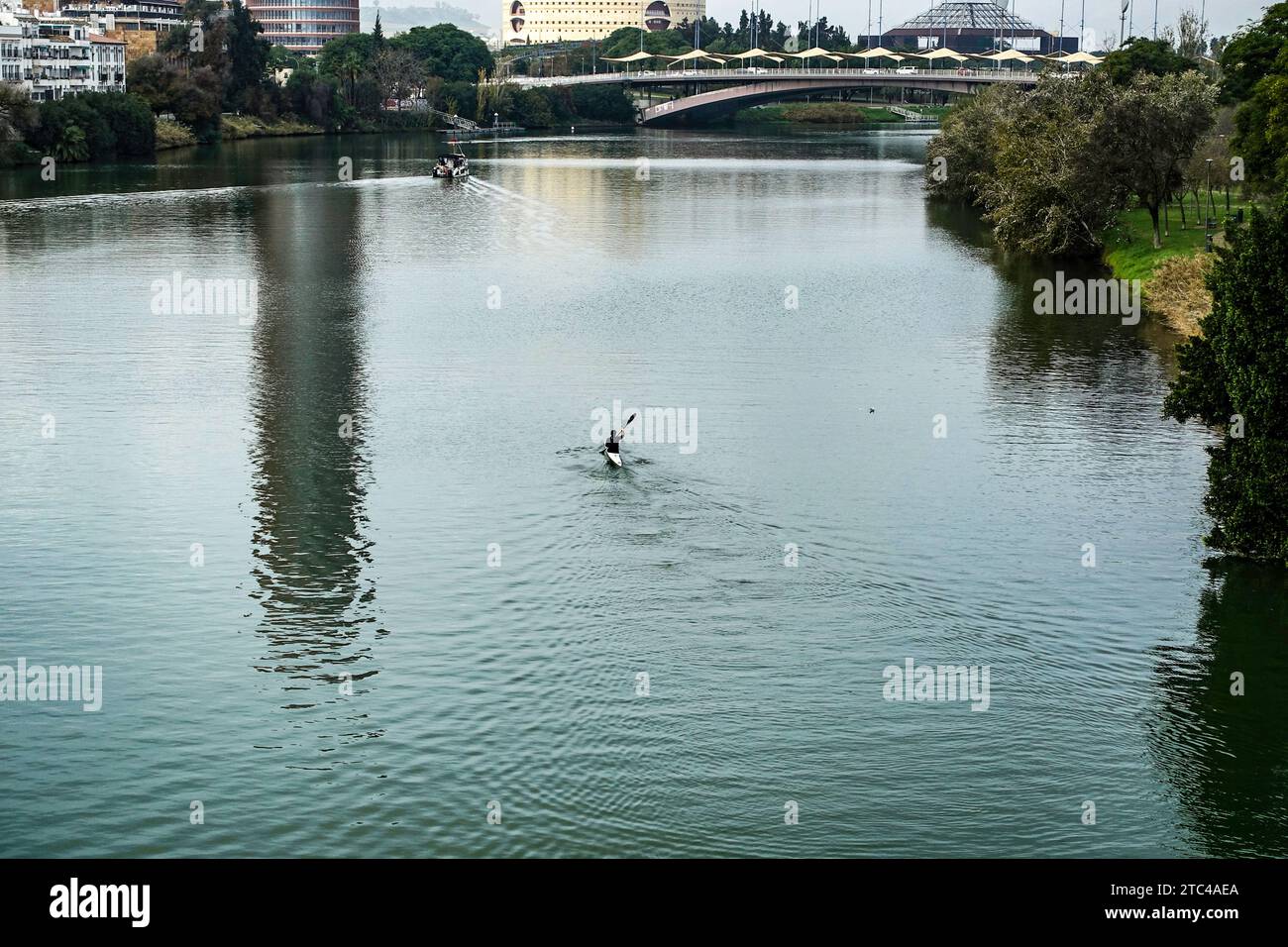 Kayak sul fiume Guadalquivir nel centro di Siviglia, Spagna. Foto Stock