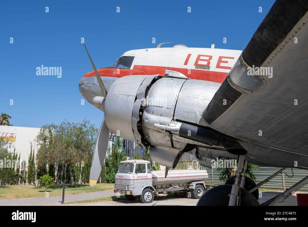Aeroplano d'epoca con livrea "IBERIA" in mostra, visto dall'ala con motore ed elica, sfondo celeste. Foto Stock