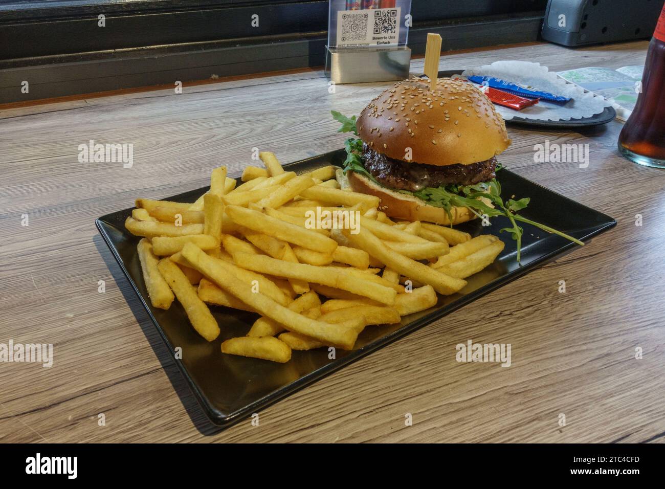 Un classico hamburger con patatine fritte servito (un Buger italiano per la precisione) nel Burger Factory di Friedrichstraße, Amburgo, Germania. Foto Stock