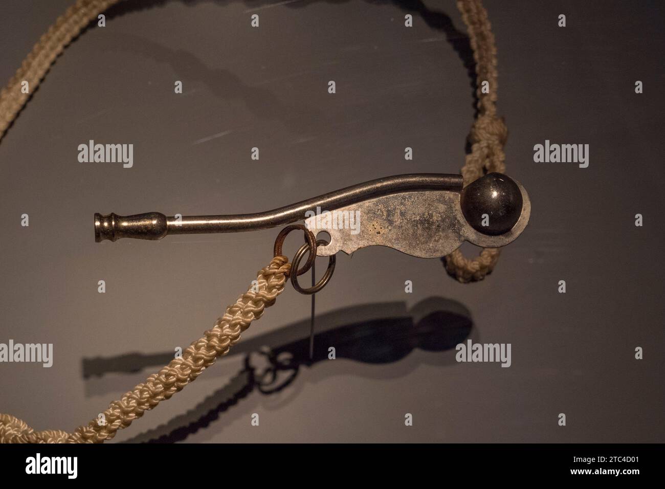 Un fischio di barcaiolo appartenente a un ufficiale sulla nave da battaglia 'Scharnhorst' nel Museo marittimo Internazionale di HafenCity, Amburgo, Germania. Foto Stock