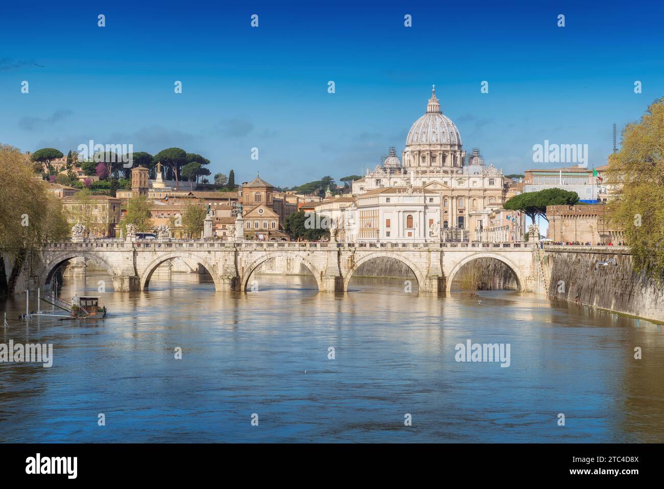 Splendida vista della basilica di San Pietro in Vaticano nel soleggiato giorno autunnale, Roma Italia. Foto Stock