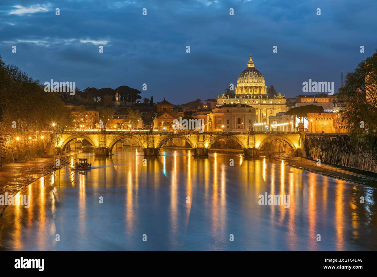 Basilica Vaticana di San Pietro di notte, Roma Italia Foto Stock