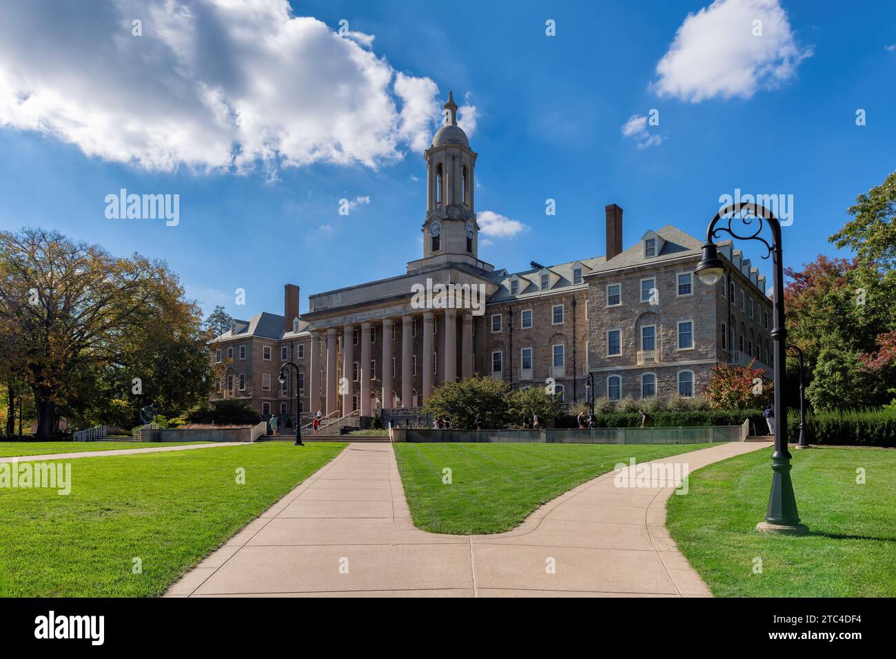 Il vecchio edificio principale nel campus della Penn State University nelle giornate di sole Foto Stock
