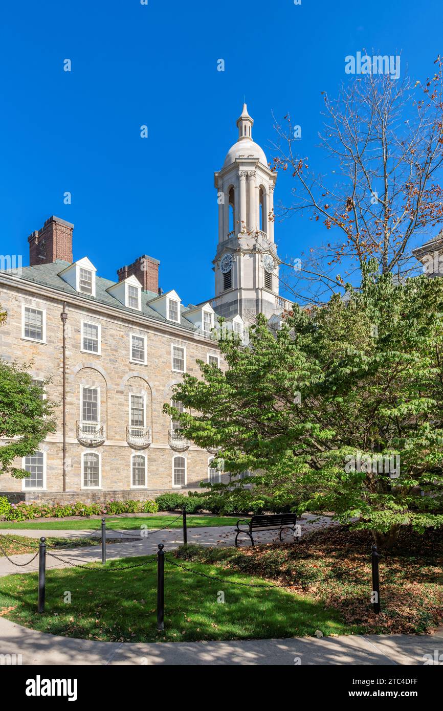 Il vecchio edificio principale nel campus della Penn State University nelle giornate di sole Foto Stock