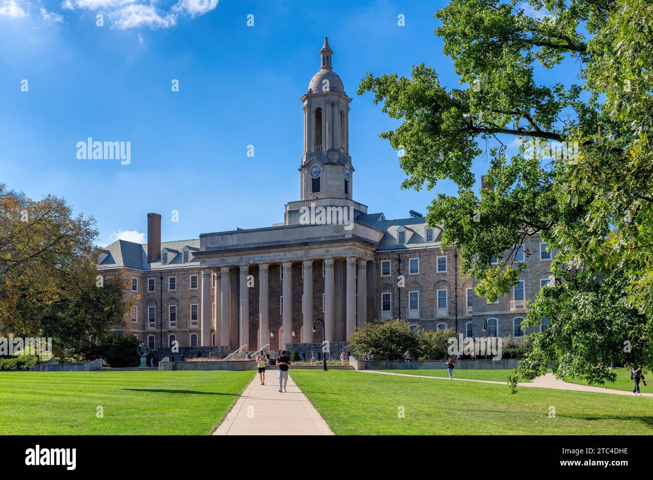Il vecchio edificio principale nel campus della Penn State University nelle giornate di sole Foto Stock