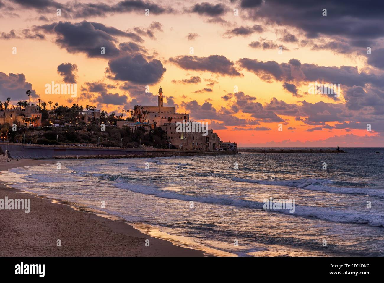 Città vecchia di Jaffa sulla spiaggia di sabbia baia al tramonto, Tel Aviv, Israele. Foto Stock