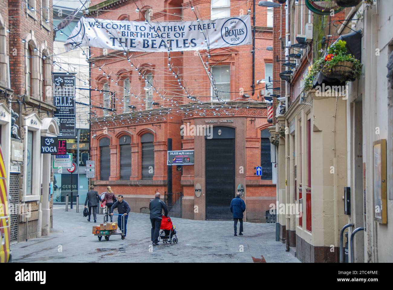 Matthew Street a Liverpool si fa chiamare il bírthplace dei Beatles in quanto il Cavern Club si trova in questa strada. Foto Stock
