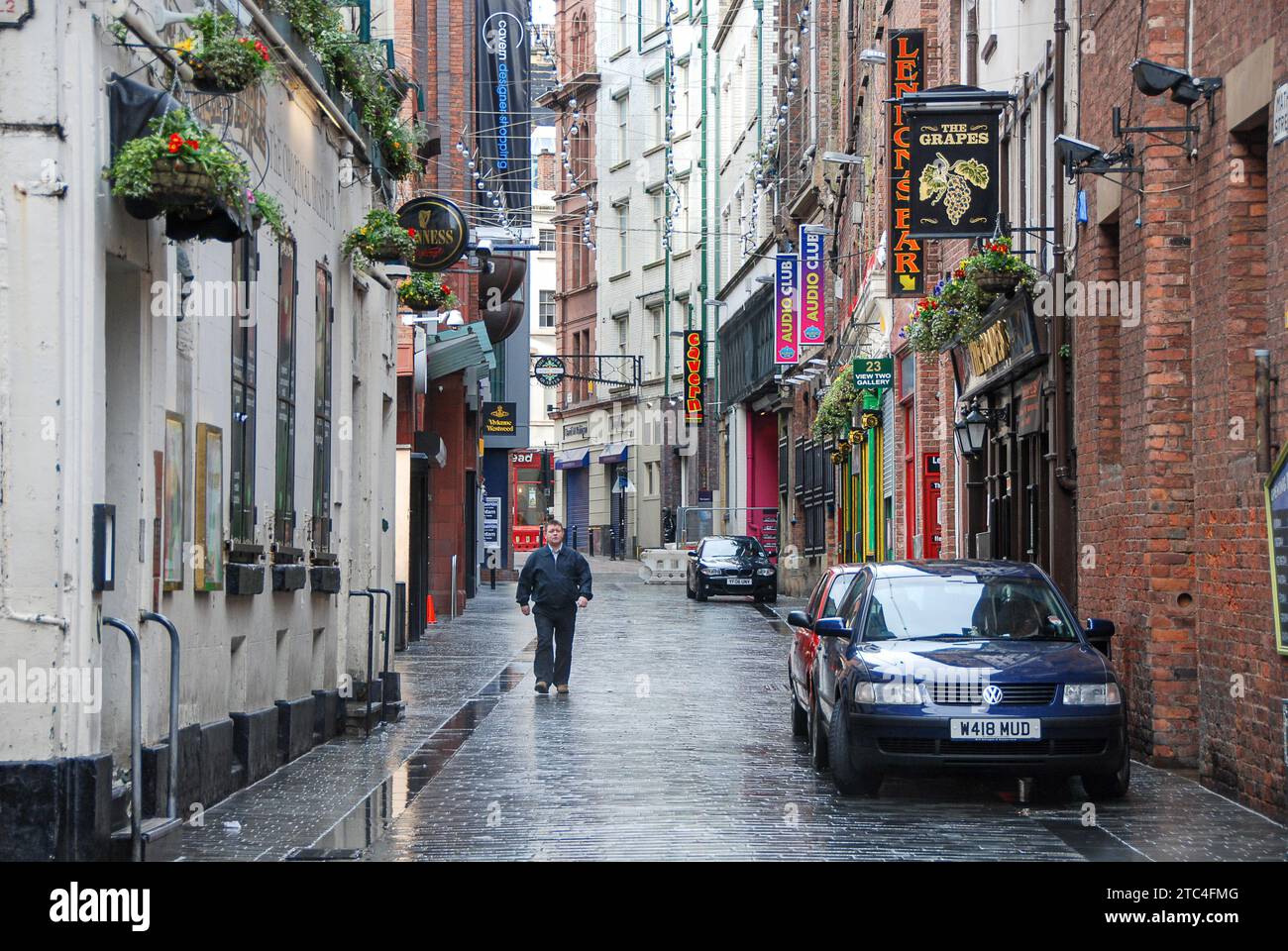 Matthew Street a Liverpool si fa chiamare il bírthplace dei Beatles in quanto il Cavern Club si trova in questa strada. Foto Stock