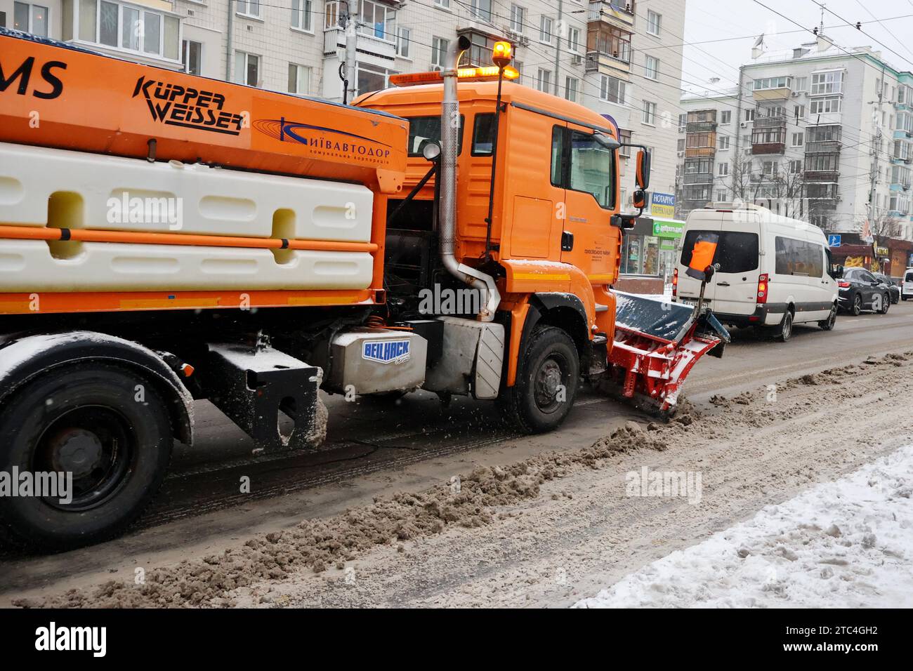 10 dicembre 2023: L'attrezzatura per la rimozione della neve sgombra la strada a Kiev durante le nevicate del 10 dicembre 2023. (Immagine di credito: © SOPA Images via ZUMA Press Wire) SOLO USO EDITORIALE! Non per USO commerciale! Foto Stock