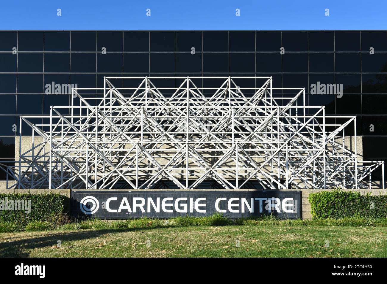 TUSTIN, CALIFORNIA - 12 novembre 2023: Insegna e struttura al Carnegie Centre, complesso commerciale, Tustin, California Foto Stock