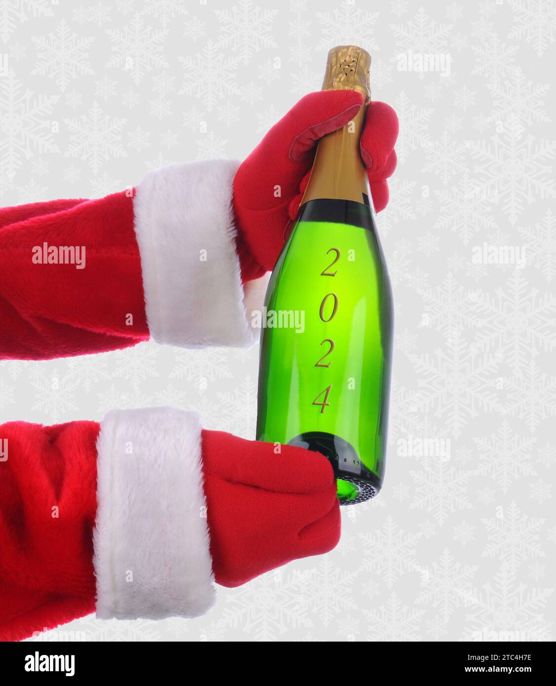 Babbo Natale ha allungato le braccia tenendo una bottiglia di champagne in entrambe le mani in rilievo con l'anno 2024. Verticale con sfondo fiocco di neve. Foto Stock