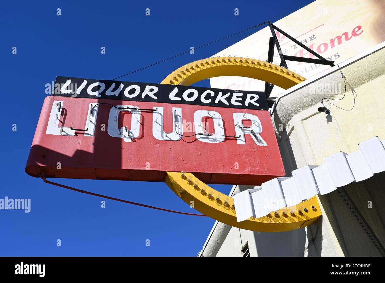 LONG BEACH, CALIFORNIA - 6 dicembre 2023: Cartello con l'insegna del liquore sulla 2nd Street a Belmont Shore. Foto Stock