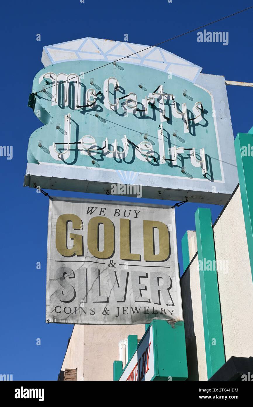 LONG BEACH, CALIFORNIA - 6 dicembre 2023: Insegna McCartys Jewelry sulla 2nd Street a Belmont Shore. Foto Stock