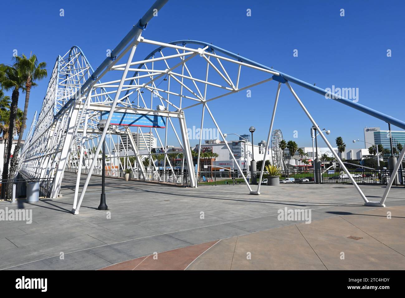 LONG BEACH, CALIFORNIA - 6 dicembre 2023: The Pike Outlets visto dal ponte pedonale su Shoreline Drive, che imita le vecchie montagne russe Cyclone. Foto Stock