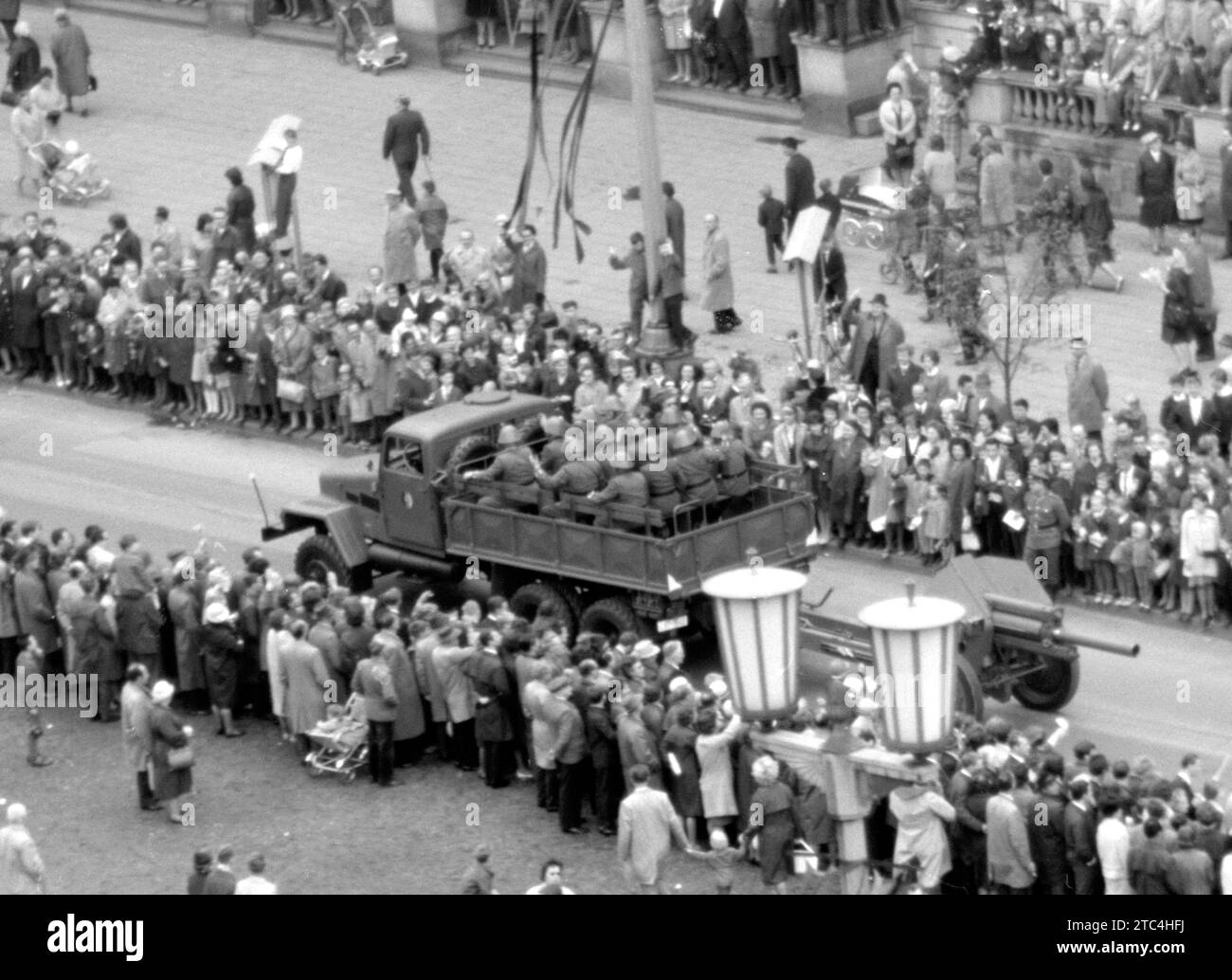 Esercito nazionale dei popoli tedesco GDR Howitzer 122mm M1938 con camion IFA G5 - Nationale Volksarmee NVA 122 mm Haubitze M1938 / M30 mit Lastkraftwagen IFA G5 - Parata militare Berlino Est maggio 1965 / Militärparade mai 1965 a Ost-Berlin Frankfurter Tor Foto Stock