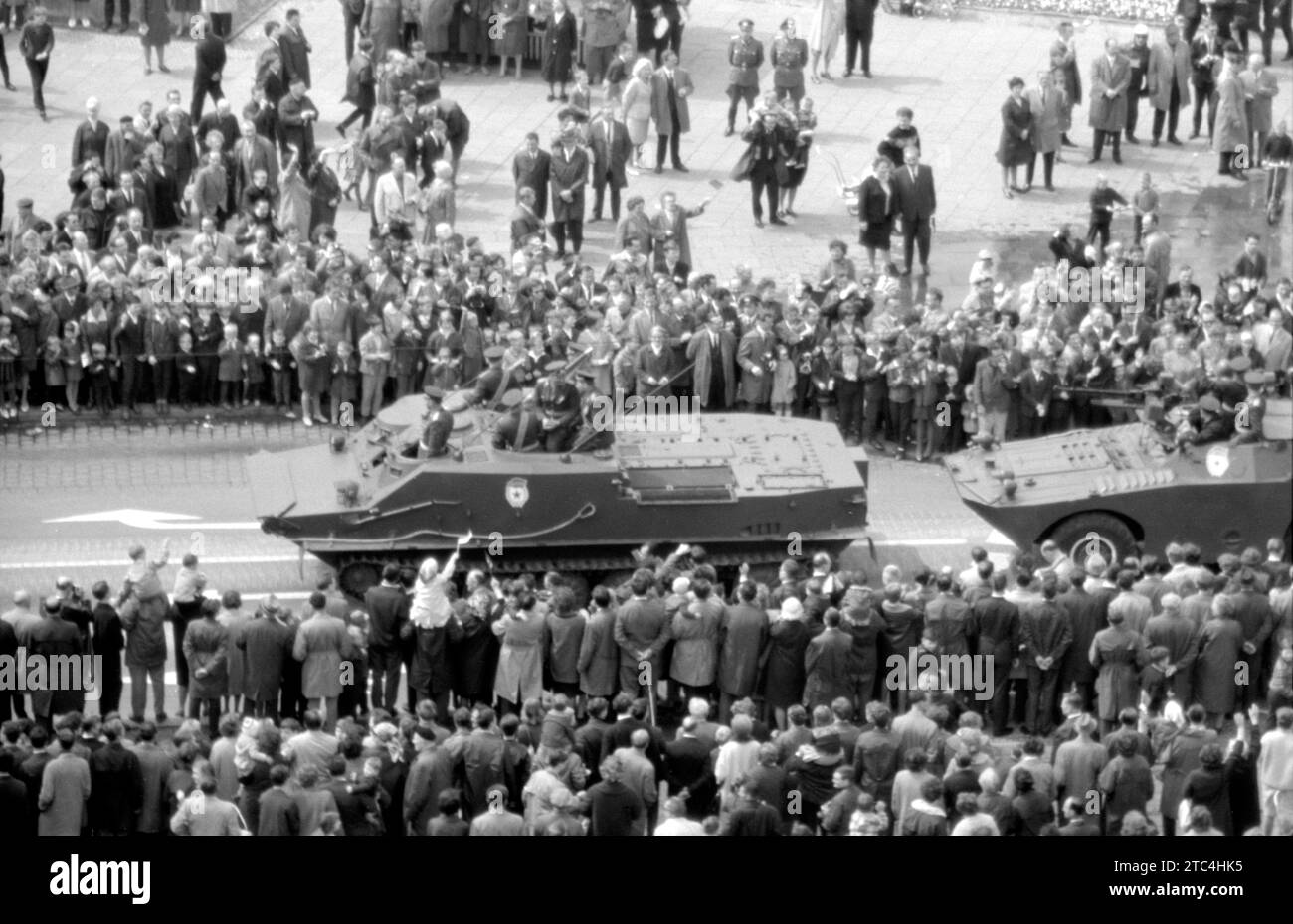 Esercito rosso / Esercito sovietico BTR 50 e BRDM 1 - Rote Armee / Sowjetarmee BTR-50 e und BRDM-1 - Parata militare Berlino Est maggio 1965 - Militärparade mai 1965 a Ost-Berlin Frankfurter Tor Foto Stock