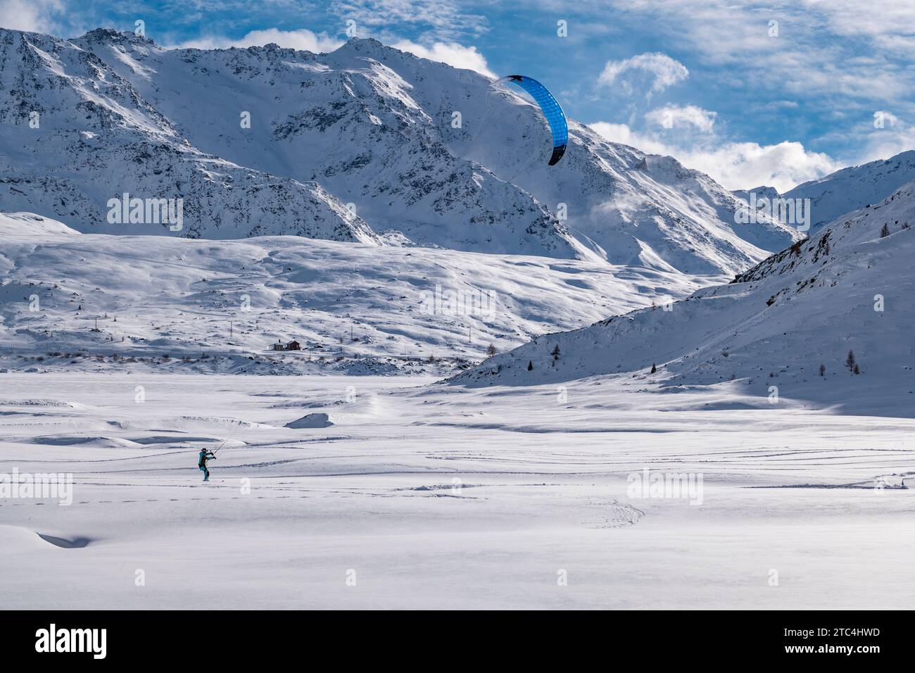 Scena Kitesurf su un lago ghiacciato delle alpi italiane Foto Stock