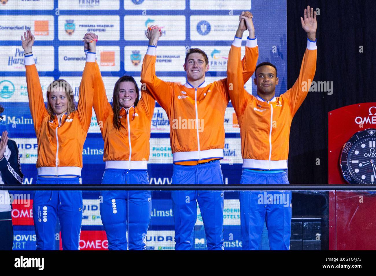 Toussaint Kira, Corbeau Caspar, Giele Tessa e Simons Knezo dei Paesi Bassi durante la cerimonia del podio per Mixed 4x50 m Medley Relay ai LEN Short Course European Championships 2023 il 10 dicembre 2023 a Otopeni, in Romania Foto Stock