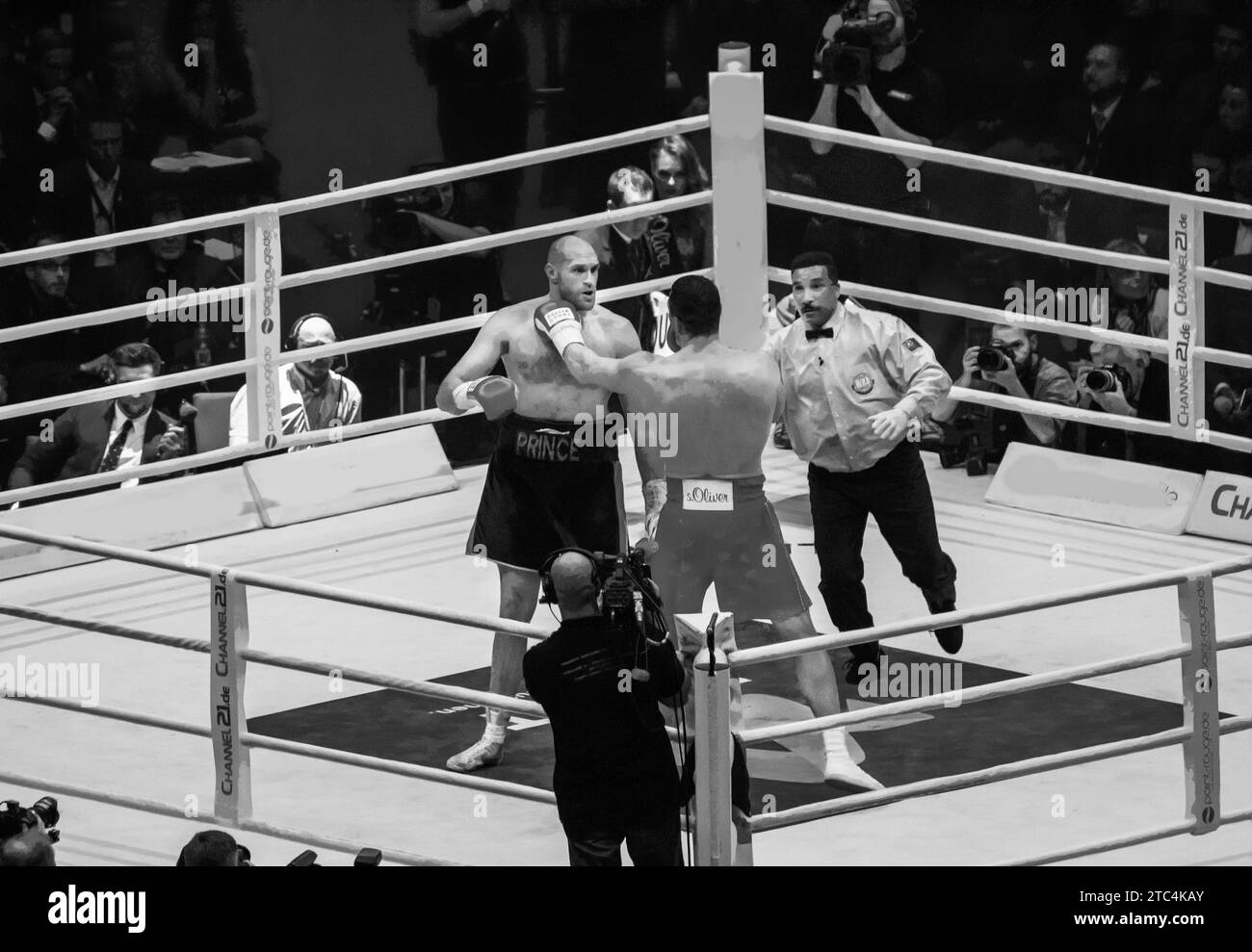 28-11-2015 Dusseldorf Germania. Klischko ha colpito dopo il comando Stop e Fury dice qualcosa in modo minaccioso. Tony Weeks cerca di fermare Klitschko Foto Stock